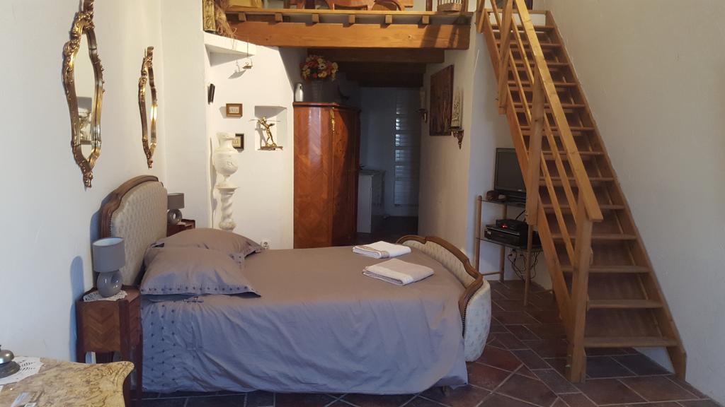カスティヨン・デュ・ガール Les Croisees Bed & Breakfast エクステリア 写真